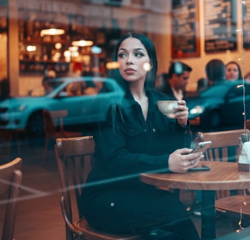Dessa Prado em ambiente de trabalho